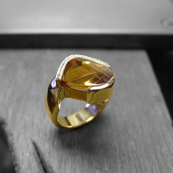 Unikat Ring aus edlem Gelbgold mit Citrin und Diamanten