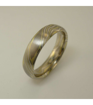 Mokume-Gane-Ring tricolor aus 750 Gr&uuml;ngold, 500 Palladium und 935 Silber