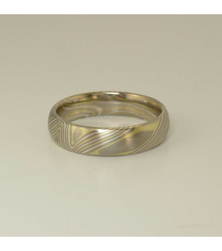 Mokume-Gane-Ring tricolor aus 750 Grüngold, 500 Palladium und 935 Silber