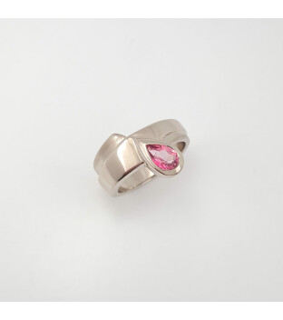 Ring Weißgold 585 mit pink Safir-Tropfen facettiert