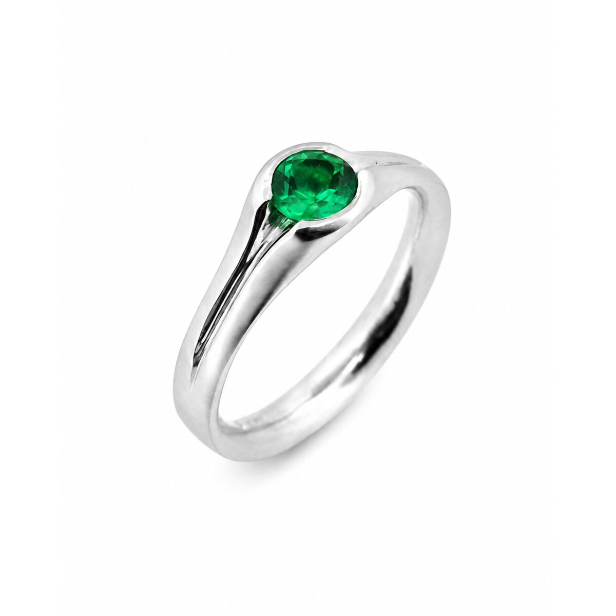 Ring aus rhodiniertem 925 Silber mit grünem Stein
