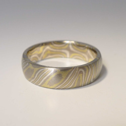 Mokume-Gane-Ring tricolor aus 750 Grüngold, 500...