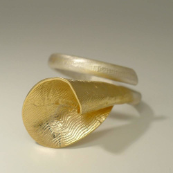 Ring aus der Serie Calla in Silber 750 teilplattiert...