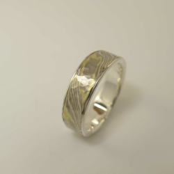 Mokume-Gane-Ring tricolor 750 Gr&uuml;ngold, 500 Palladium und 925 Silber - mit Silberkern