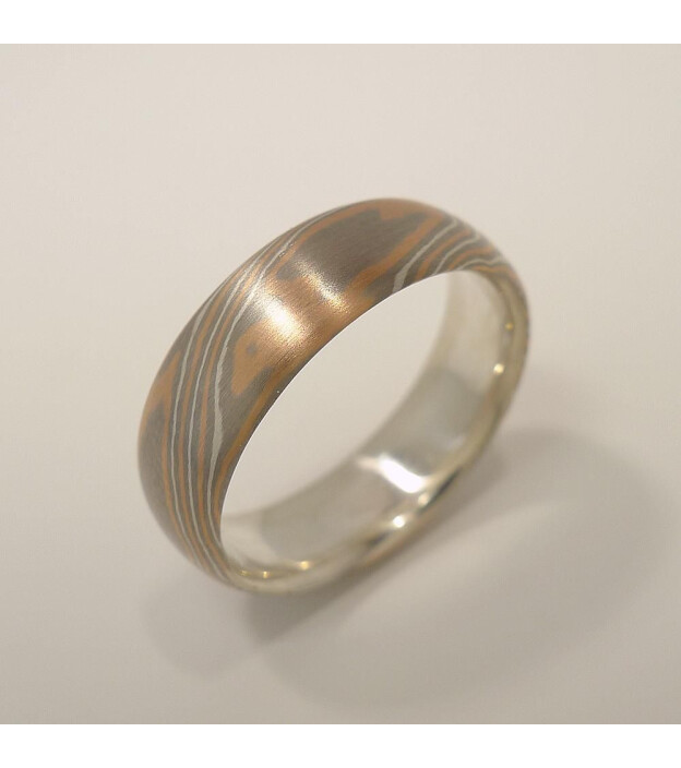 Mokume-Gane-Ring tricolor aus 585 Rotgold, 500 Palladium und 935 Silber mit Silberkern - Weite 60