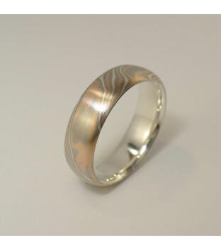 Mokume-Gane-Ring tricolor aus 585 Rotgold, 500 Palladium und 935 Silber mit Silberkern - Weite 60