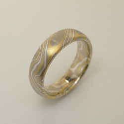 Mokume-Gane-Ring 3-farbig aus 916 Gelbgold, 500 Palladium...