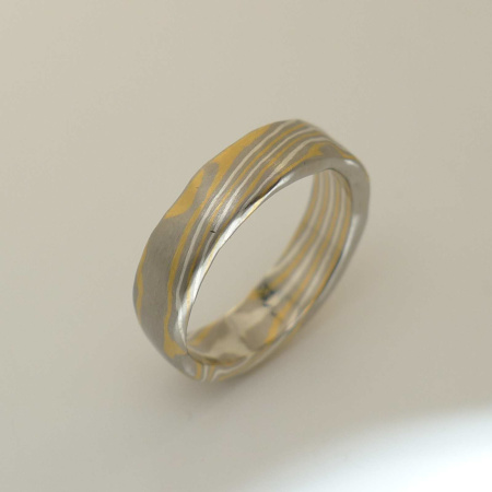 Mokume-Gane Ring rustikal 3-farbig aus 916 Gelbgold, 500 Palladium und 935 Silber Weite