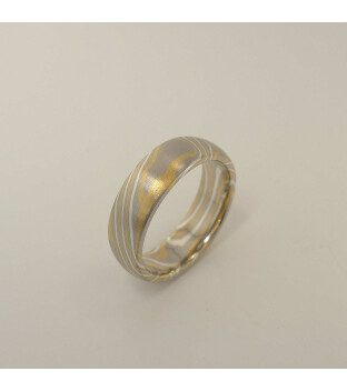 Mokume-Gane-Ring tricolor aus 916 Gelbgold, 500 Palladium und 935 Silber - Weite 54