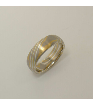 Mokume-Gane-Ring tricolor aus 916 Gelbgold, 500 Palladium und 935 Silber - Weite 54