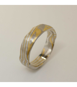Mokume-Gane Ring rustikal 3-farbig aus 916 Gelbgold, 500...