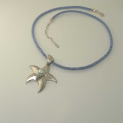 Seestern Anhänger bzw. Collier Silber 925 mit grauer Perle und blauem Halsreif